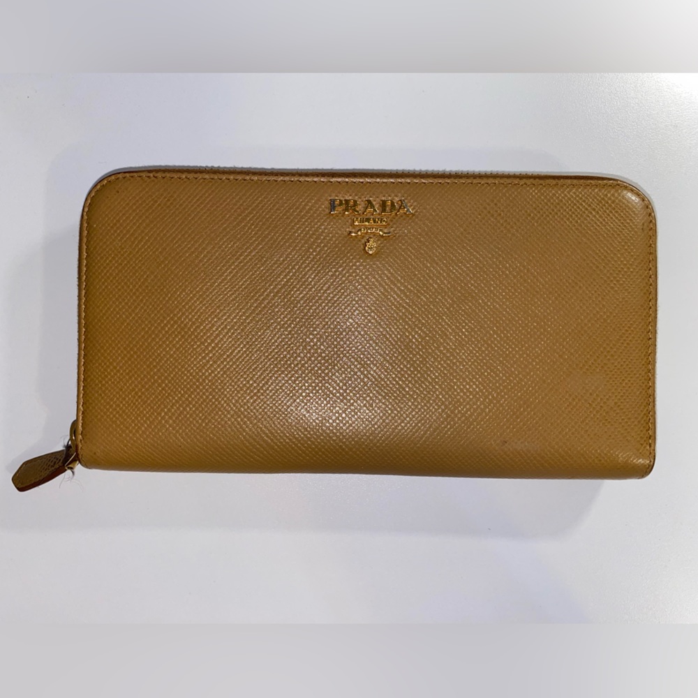 Prada Saffiano leather in color caramel (pre-owned)